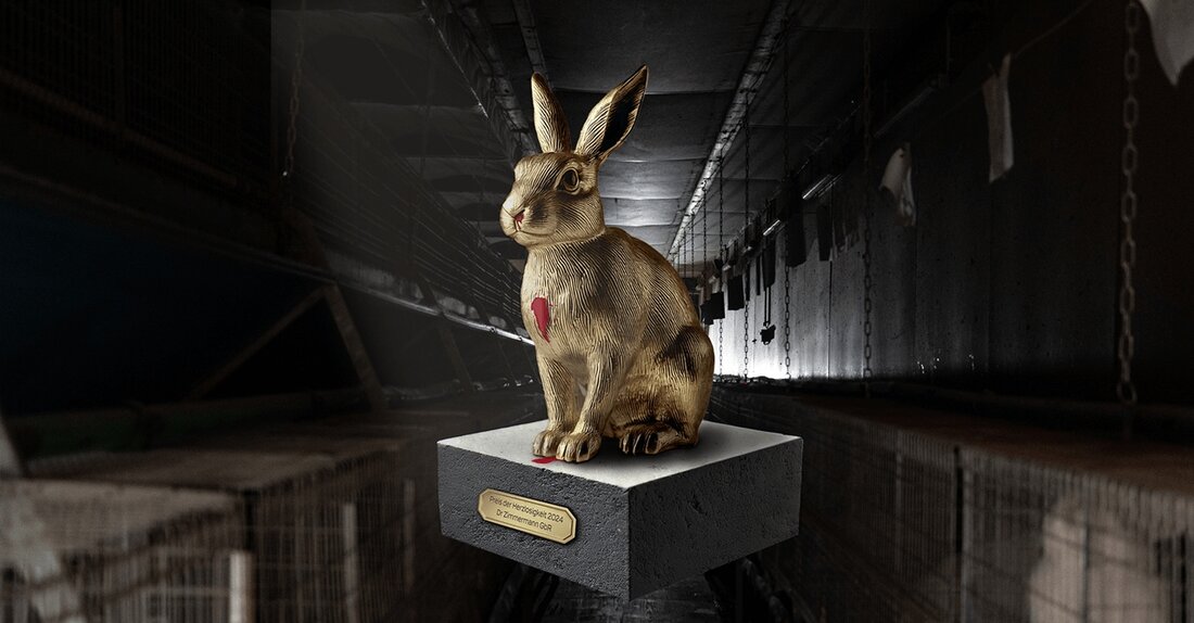 das Unternehmen profitiert massiv von der Massentierhaltung Jedes Jahr vergibt ANINOVA (ehemals Deutsche Tierschutzbüro) einen Negativ-Preis. Mit diesem Preis sollen Firmen oder Personen „ausgezeichnet“ werden, die von Tierquälerei profitieren, diese nicht abstellen oder direkt bzw. indirekt Tiere misshandeln oder ausbeuten. In der Vergangenheit haben z.B. die Modefirmen Breuninger und Bogner den Preis wegen des Verkaufs von Echtpelz erhalten. Beide Firmen sind mittlerweile pelzfrei. Aber auch der Betreiber des berüchtigten Schweinehochhauses und die Schlachtgiganten Tönnies und Westfleisch wurden bereits mit dem Negativ-Preis „geehrt“. „Nun trifft es die größte Kaninchenzucht Deutschlands und das auch aus gutem Grund“, sagt Peifer und spielt damit …