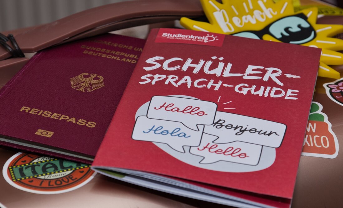 Nachhilfeinstitut lädt zu Ferienkursen ein Kostenloser Schüler-Sprach-Guide: Studienkreis hilft Jugendlichen auf Reisen Nachhilfeinstitut lädt zu Ferienkursen ein Die Sommerferien rücken näher und viele Schülerinnen und Schüler freuen sich schon auf eine Reise ins Ausland. Damit die Verständigung vor Ort reibungslos klappt, verschenkt Studienkreis ab sofort einen praktischen Schüler-Sprach-Guide. Die 28-seitige Broschüre im A6-Format liegt in vielen Studienkreis-Niederlassungen zur kostenlosen Abholung bereit &#8211; solange der Vorrat reicht. Der Sprach-Guide vermittelt den Jugendlichen typische Redewendungen in Englisch, Französisch, Spanisch und Italienisch. Nicht nur auf Reisen, auch beim Einkaufen oder in Gesprächen mit internationalen Freunden hilft das Heft, Sprachbarrieren zu überwinden und selbstbewusst &hellip;
