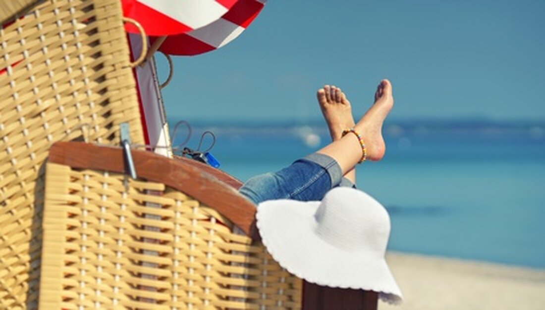 Im Seebad Glowe sind noch zwei Baugrundstücke erschlossen zu verkaufen In Seebad Glowe, einem malerischen Ort mit erstklassiger Infrastruktur, stehen noch zwei Baugrundstücke zum Verkauf. Die Grundstücke befinden sich nur ca. 200 Meter von der Ostsee entfernt und werden direkt vom Eigentümer angeboten. Dies bietet potenziellen Käufern die Chance auf eine Investition ohne zusätzliche Maklercourtage. Attraktive Lage im Seebad Glowe Seebad Glowe ist bekannt für seinen kilometerlangen, herrlichen Badestrand und bietet eine außergewöhnliche Möglichkeit für zukünftige Immobilienbesitzer, die Nähe zur Natur mit modernen Annehmlichkeiten zu kombinieren. Die vorhandene Infrastruktur umfasst zwei Bäckereien, einen Einkaufsmarkt sowie Freizeitmöglichkeiten wie Minigolf und eine &hellip;